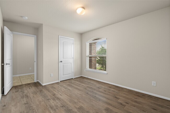 Foto del edificio - 3215 McDonough Way