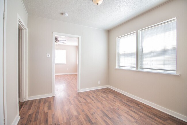 Foto del edificio - Updated 3-Bedroom Home for Rent in Central...