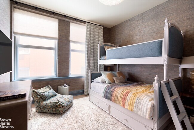 Foto del edificio - STUNNING FURNISHED TWO BEDROOM