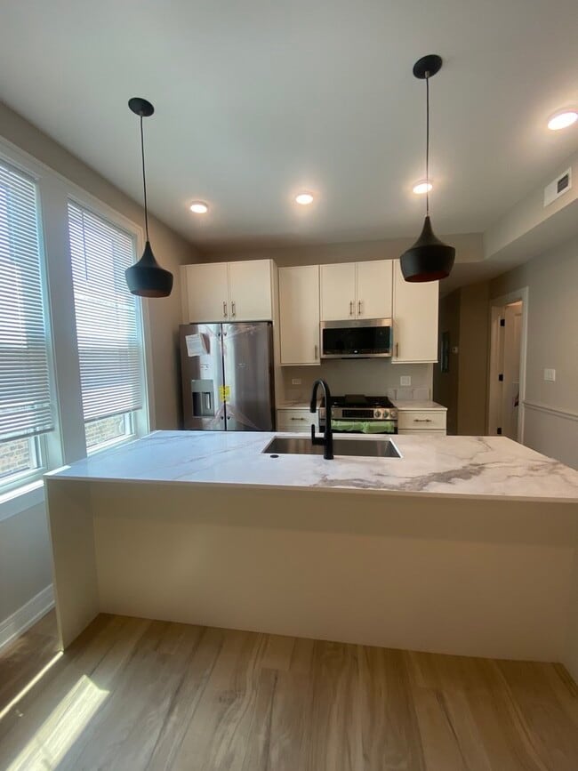 Building Photo - 2934 N Avers Ave