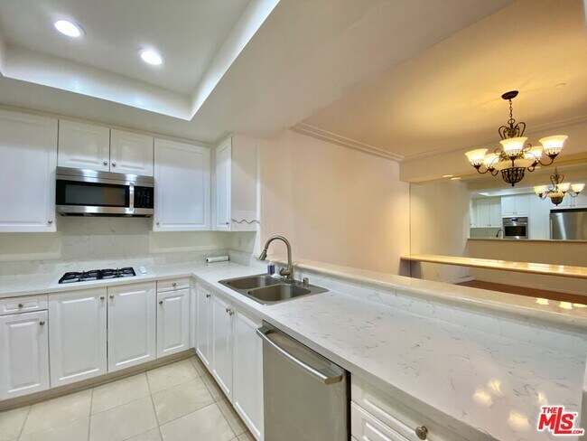 Foto del edificio - 2349 S Beverly Glen Blvd