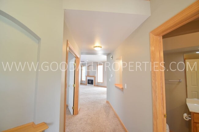 Building Photo - 2 Bedroom 2 bath Town Home in West Des Moines