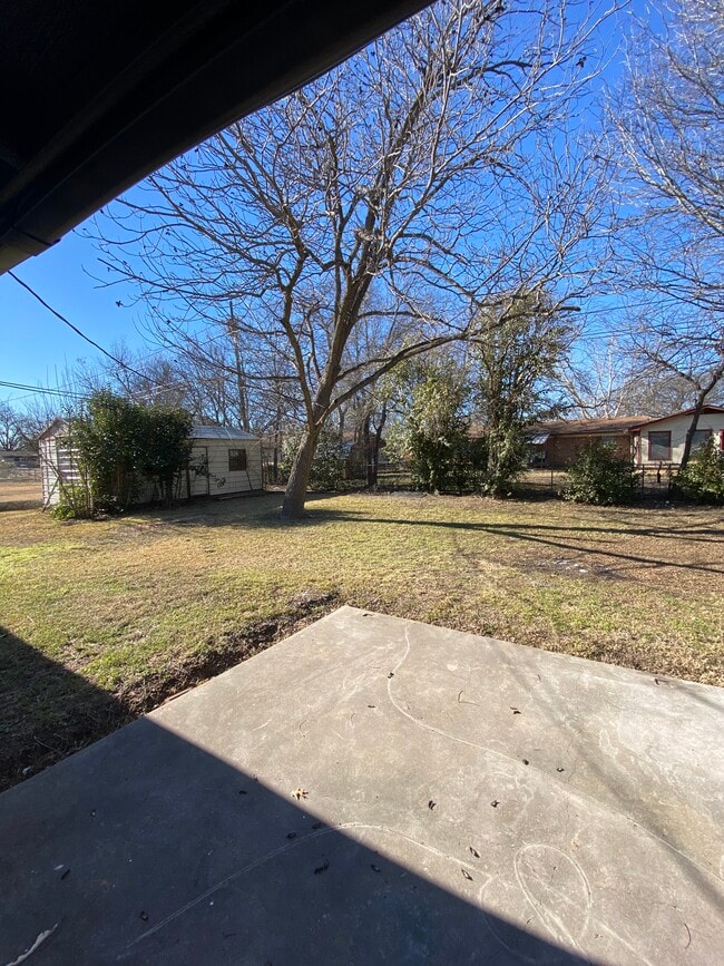 Building Photo - 713 W Denison Dr