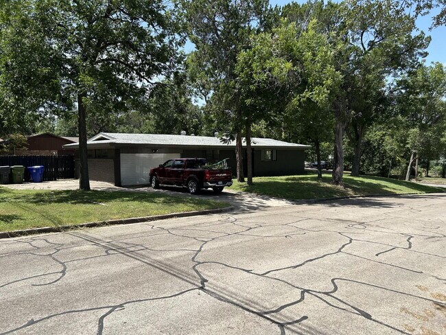 Foto del edificio - Charming 3-Bedroom Haven with 2 Baths and Spacious 1900 sq ft Layout in Waco!