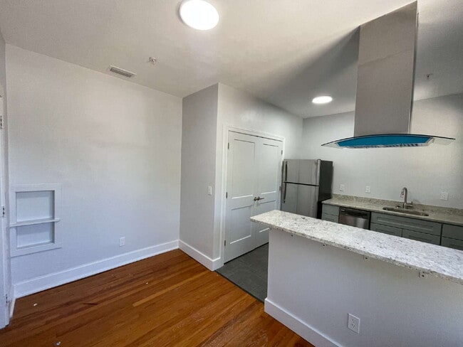 Building Photo - Completely remodeled 2/1 in Midtown