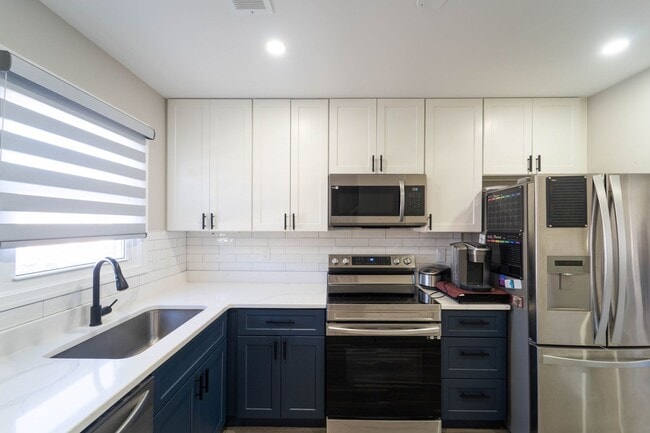 Building Photo - Two Bed One and a Half Bath Town Home in G...