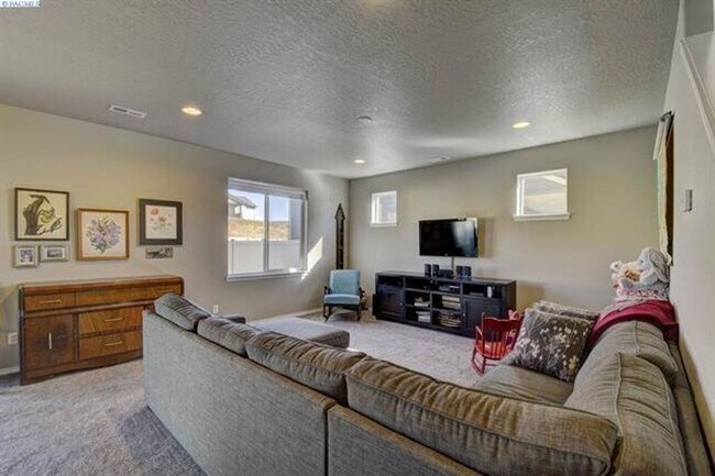 Foto del edificio - Immaculant 4BD/2.5BA Single Family Home on...