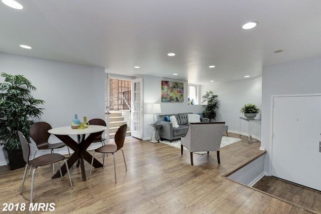 Foto del edificio - 629 Constitution Ave NE