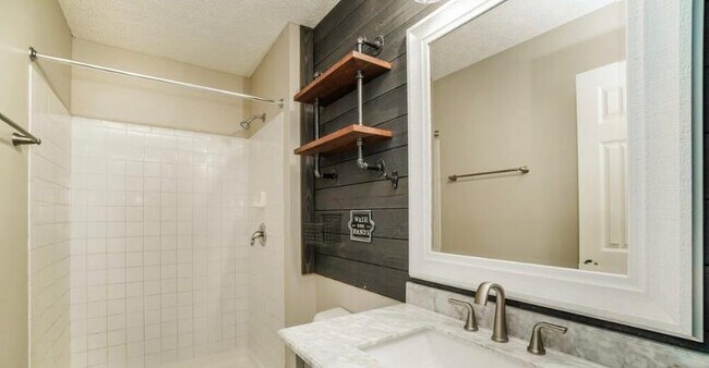 Foto del edificio - 1129 Viewpointe Dr