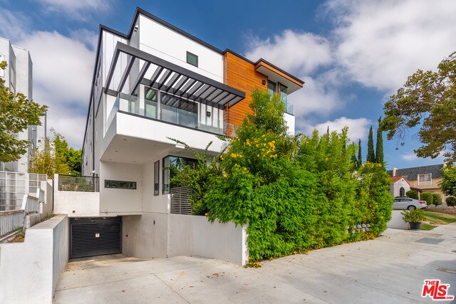 Foto del edificio - 829 N Martel Ave