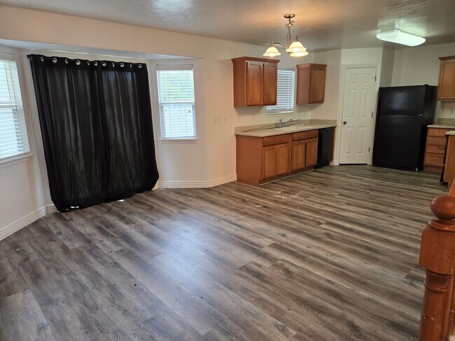 Foto del edificio - Beautiful 4 Bed, 2.5 Bath Townhome in Prim...