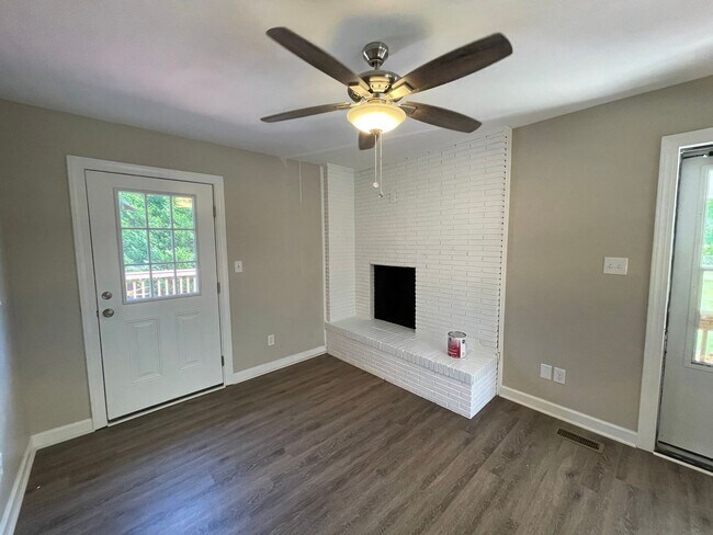 Building Photo - Charming 3-bed, 2-Bath home located in Gre...
