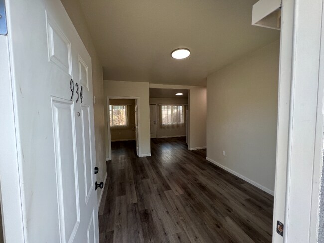 Building Photo - 934 N Van Ness Ave