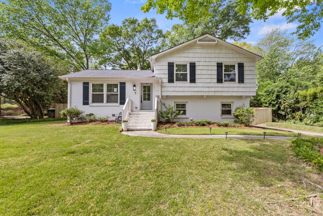 Primary Photo - Discover Tranquil Luxury: Your 4 Beds| 3 B...