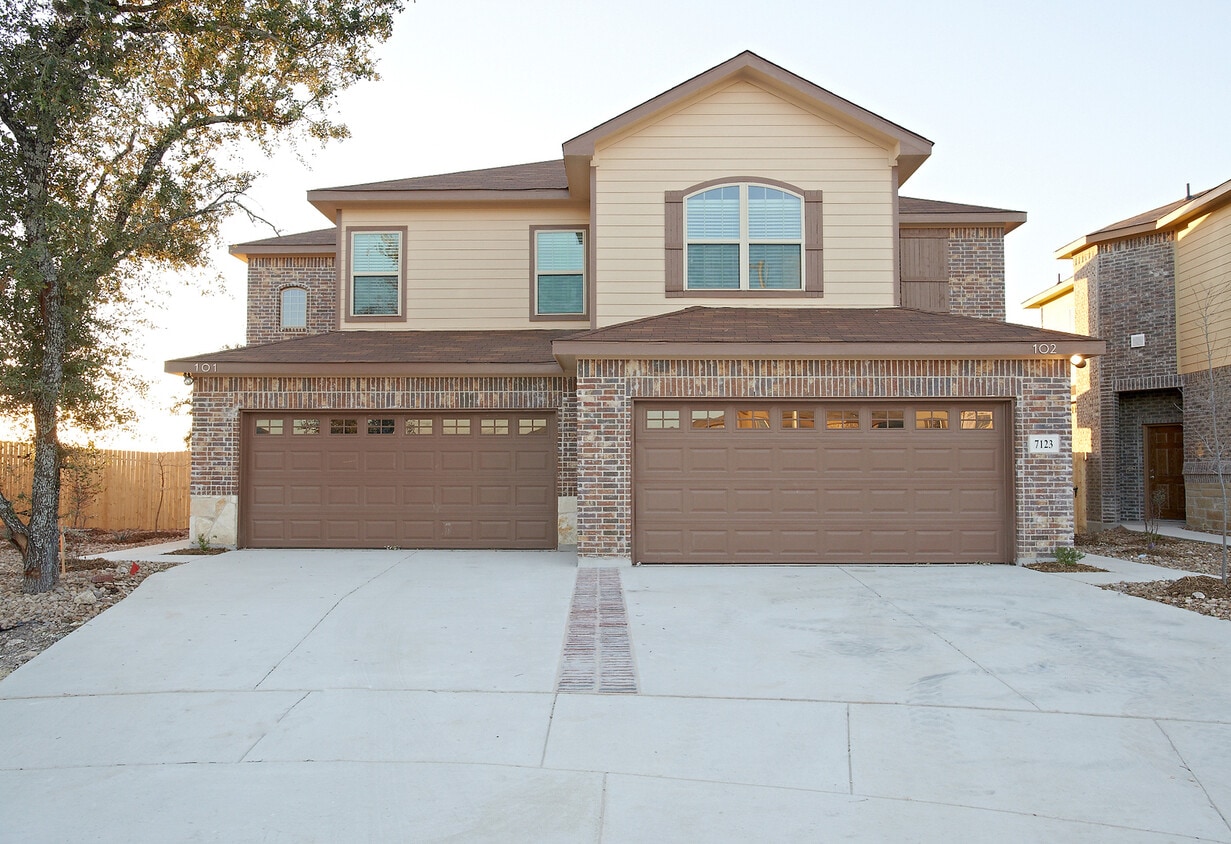 Primary Photo - Luxury 3 Bedroom Townhome Located Near Sou...