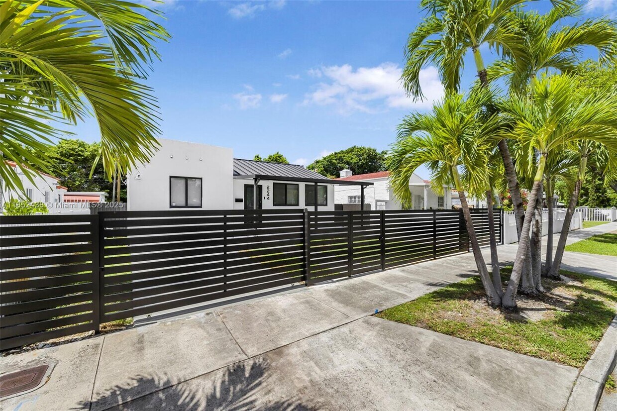 Foto principal - 2244 SW 10th St