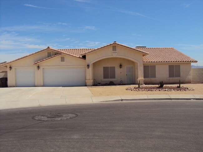 Foto del edificio - 4  BED, HUGE BACKYARD, 3 CAR GARAGE!