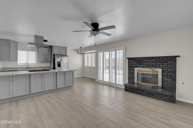 Building Photo - 10516 Cuesta Brava Ln