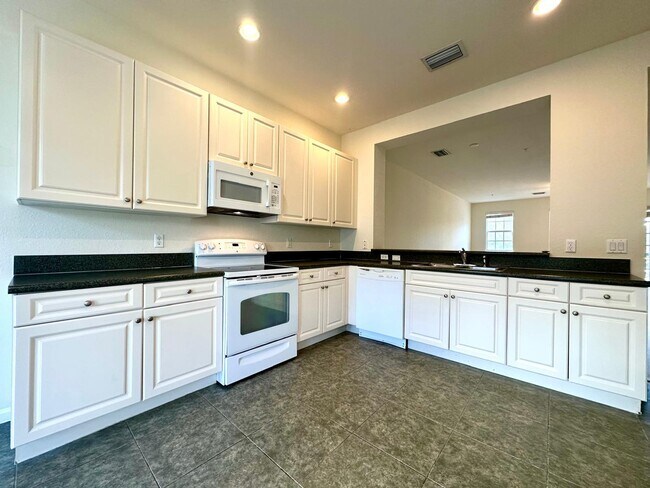 Building Photo - 425 Greenwich Cir