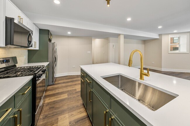 Foto del edificio - Garden unit: Renovated 3 bed in Logan Square - Now Leasing!