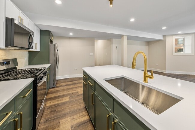 Building Photo - Garden unit: Renovated 3 bed in Logan Square - Now Leasing!