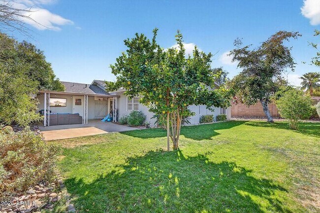 Foto del edificio - 2822 E Willow Ave