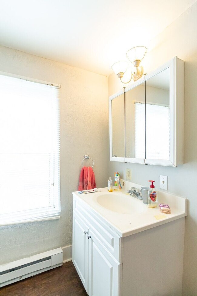 Foto del edificio - PRELEASING for AUGUST! Close to Campus