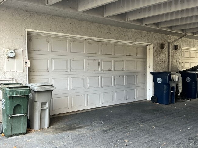 Building Photo - Spacious Townhome in Swallows Nest Country Club