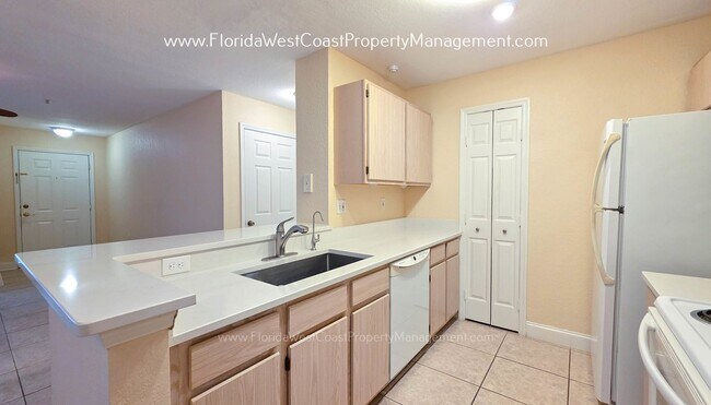 Foto del edificio - MOVE IN READY! LARGE 2 BEDROOM/2 BATH PLUS ATTACHED GARAGE! TILE/LVP THROUGHOUT!