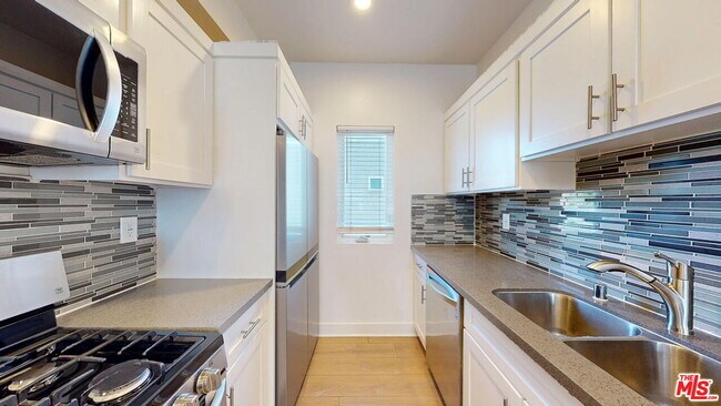 Building Photo - 146 1/2 Rosemont Ave