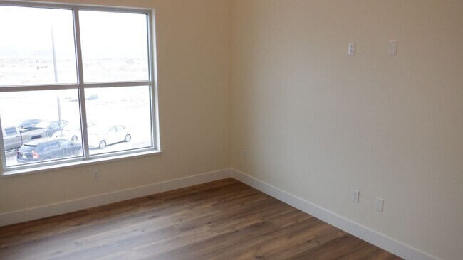 Building Photo - 2 bed / 1 bath Condo Living North End of T...