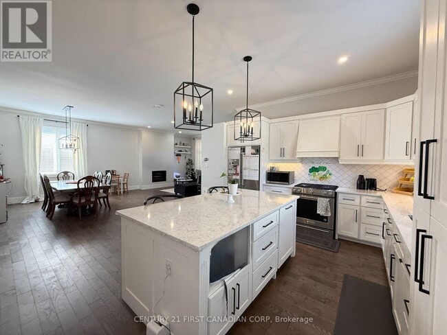Building Photo - 413 Ambleside Dr