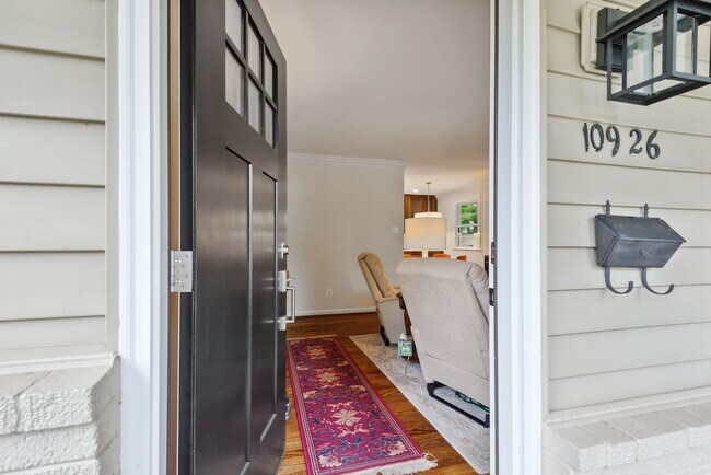 Foto del edificio - Totally update and impeccably maintained 4...