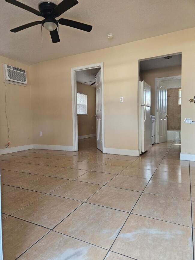 Building Photo - 1000 E Magnolia Ave