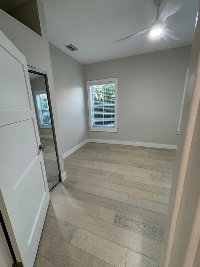 Building Photo - Stunning 2 bedroom 1 bath duplex  in Mid T...