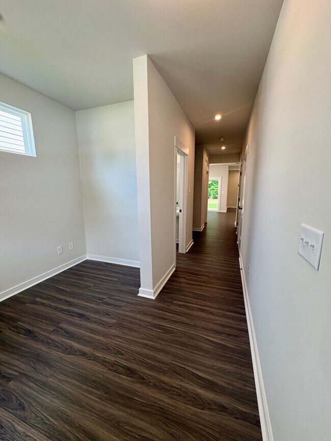 Building Photo - Brand New 3BR/2.5BA Townhouse in Griffith Lakes