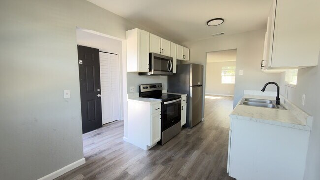 Foto del edificio - Titusville 2 Bedroom w/ Balcony