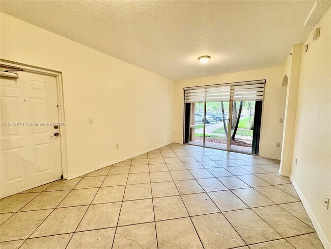 Foto del edificio - 6520 NW 114th Ave