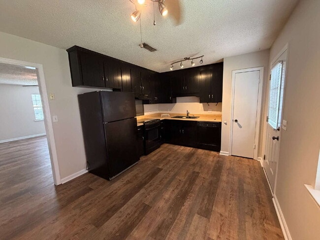 Building Photo - 2312 Creekwood Dr