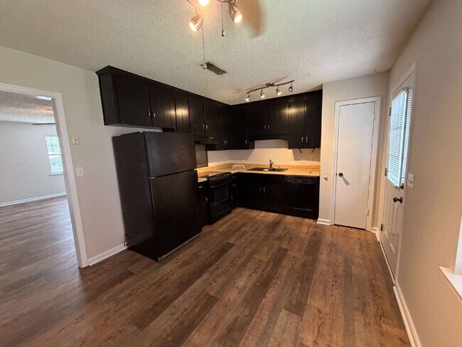 Foto del edificio - 2312 Creekwood Dr
