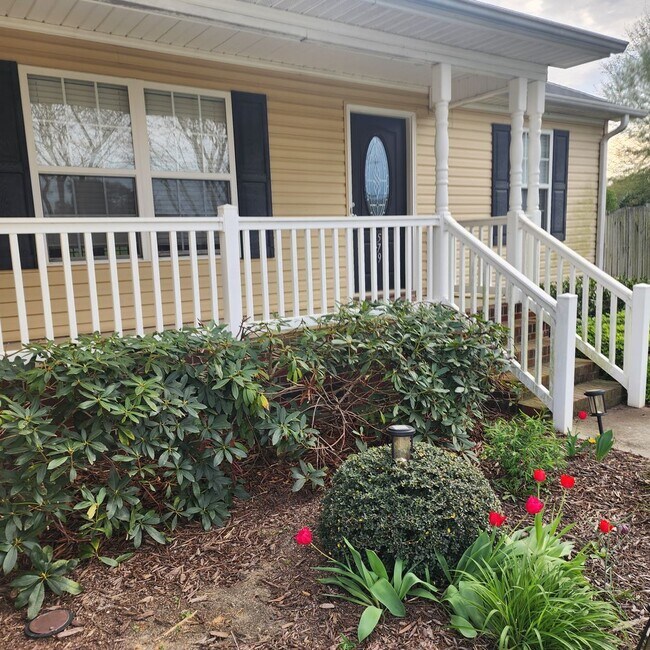 Building Photo - Pretty One Level House For Rent in Kerners...