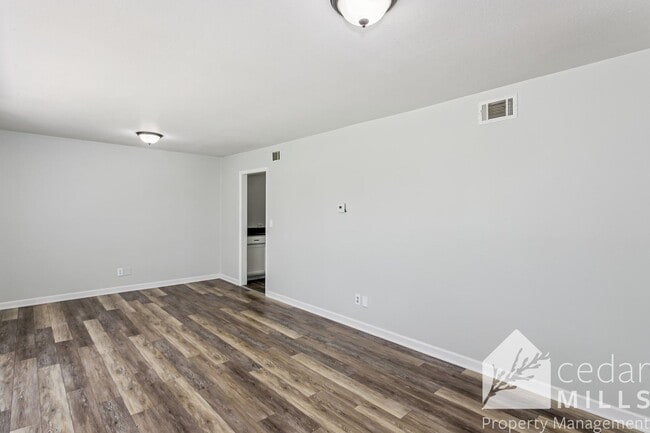 Building Photo - Spacious 3 Bed Corner Lot Near South High & I-235