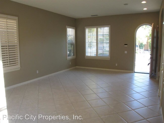 Building Photo - 3 br, 2.5 bath House - 5 Marysville