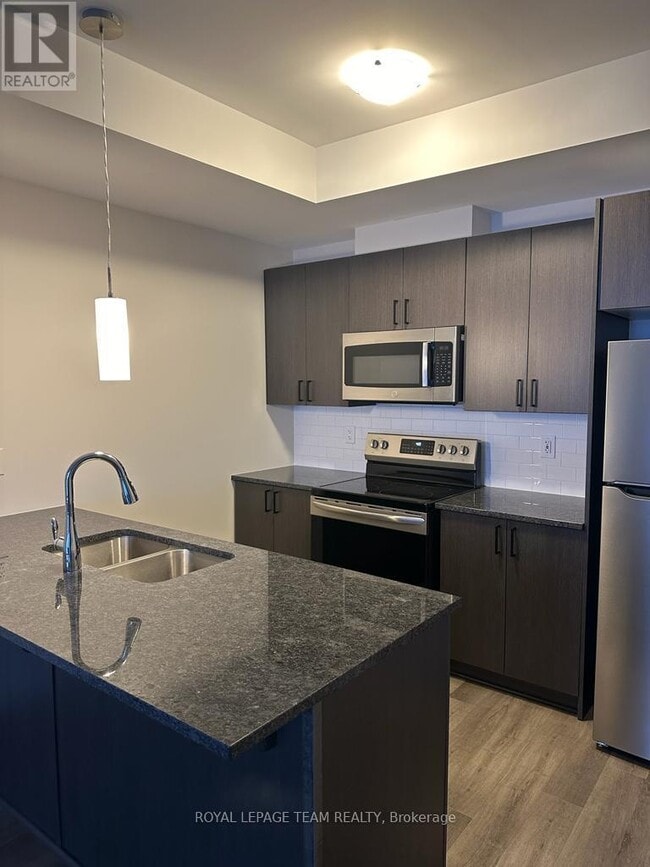 Building Photo - 537 Lourmarin Private