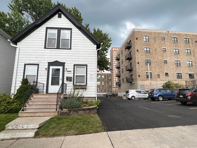 Building Photo - 2030 N Farwell Ave