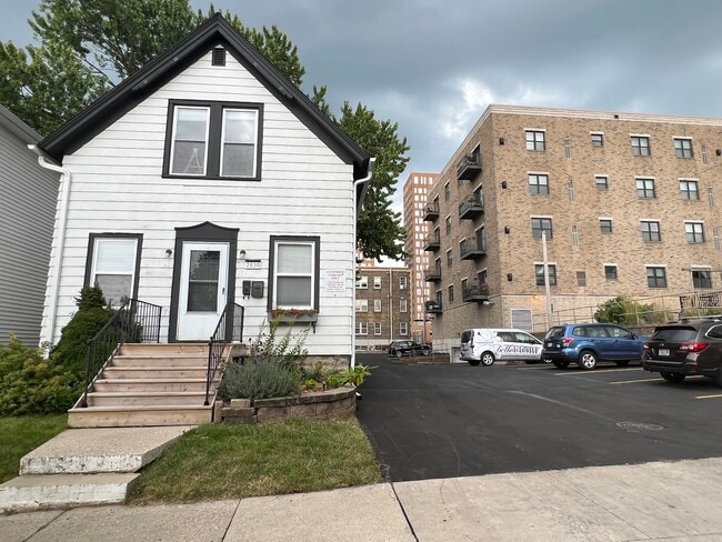 Building Photo - 2030 N Farwell Ave