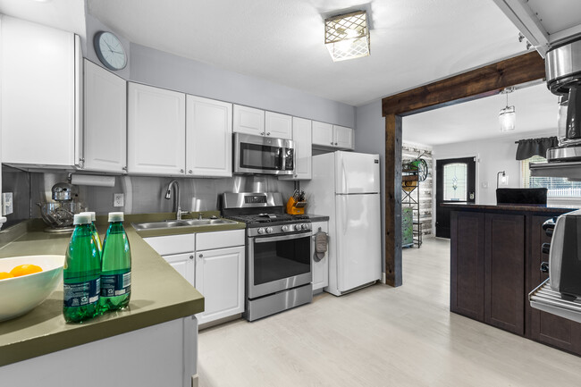 Building Photo - 723 Landscape Ave