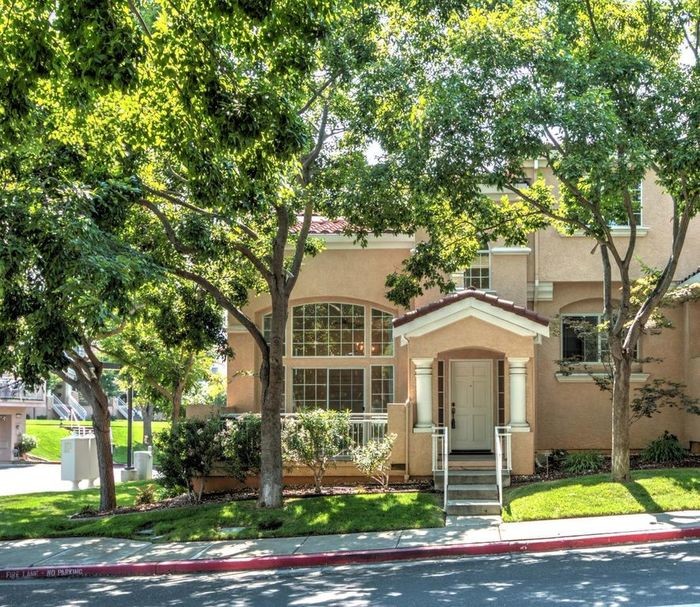 Foto principal - Gorgeous 4 Bedroom 3 Bath Home -Available Now