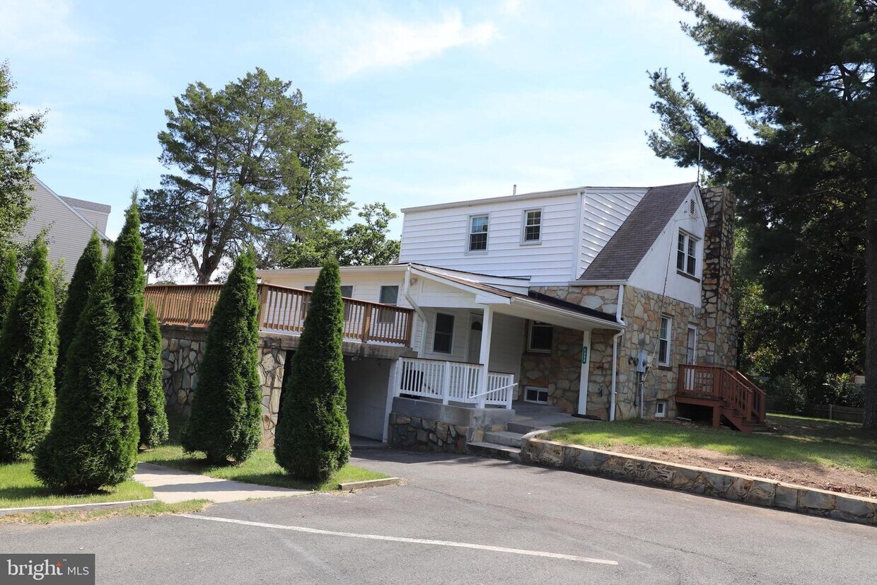 Primary Photo - 4006 Buckman Rd