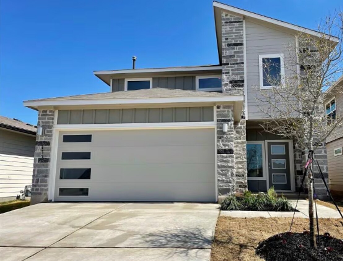Foto principal - Spacious - Like New - 4 Bedrooms - Versatile!